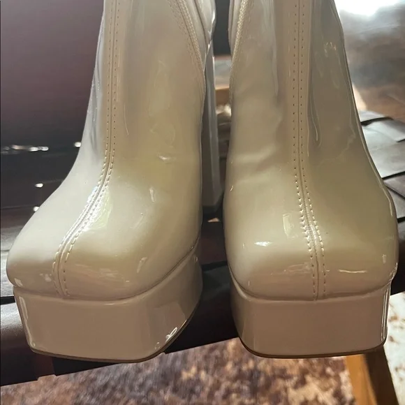 Steve Madden Elegant Cream Platform Ankle Boots - Picture 7 of 7